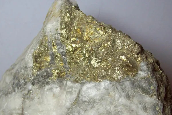 這種最像黃金的礦石看起來(lái)很漂亮，常被人誤認(rèn)成是金礦石